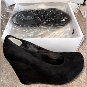 ALDO BLACK WEDGE HEELS (Size 8)